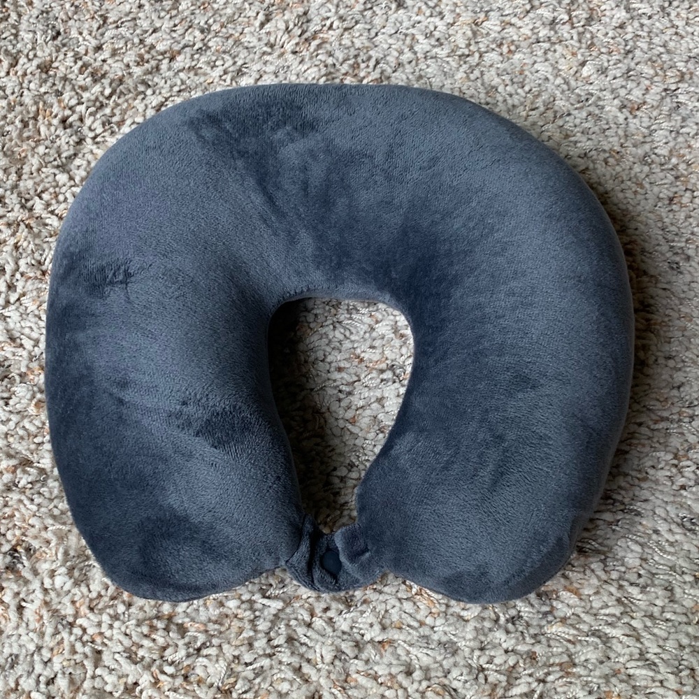 NWOT Neck Travel Pillow snap closure OS Gray